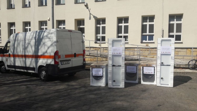 Do wrocławskich szpitali trafiły lodówki i pralki. Rozwiozło je MPK Wrocław, MPK Wrocław