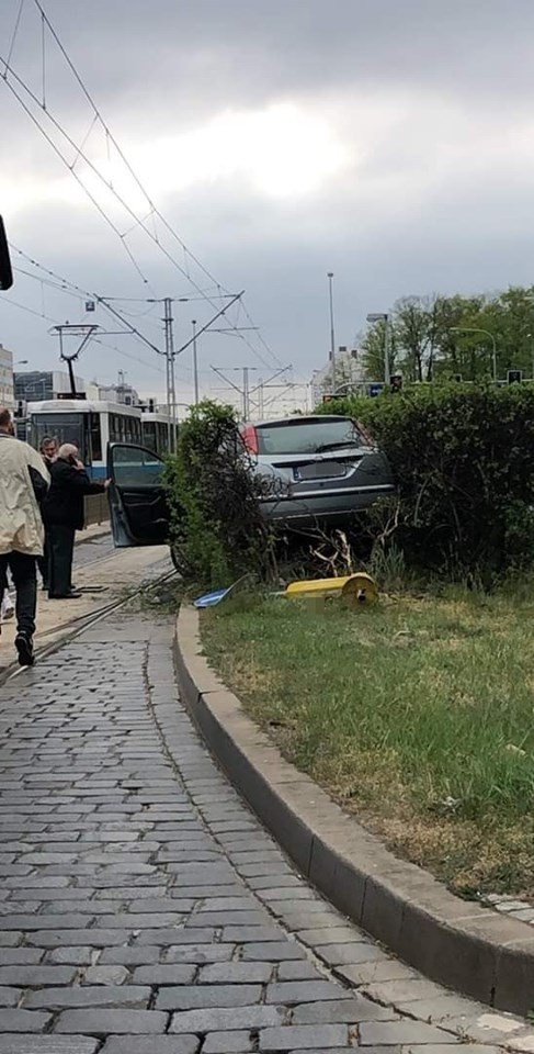 Samochód na poboczu, zablokowane torowisko. Niebezpieczna sytuacja przy Legnickiej, Kamila Żukowska