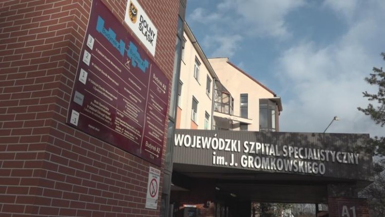 W szpitalu przy Koszarowej zmarła zakażona koronawirusem pacjentka, bas