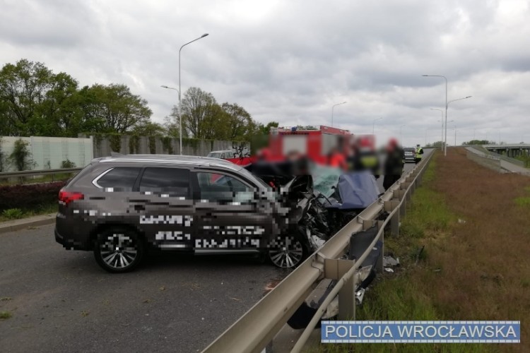 Tragiczny wypadek na obwodnicy. Nie żyje młody kierowca, KMP we Wrocławiu