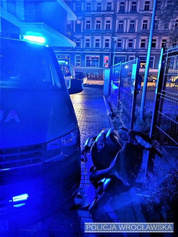 Pijany 25-latek uciekał na skuterze przed policją [ZDJĘCIA], Policja wrocławska