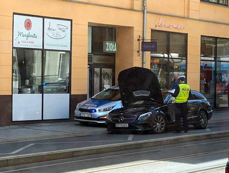 Samochód zderzył się z tramwajem. Jedna osoba ranna [ZDJĘCIA], Czytelniczka