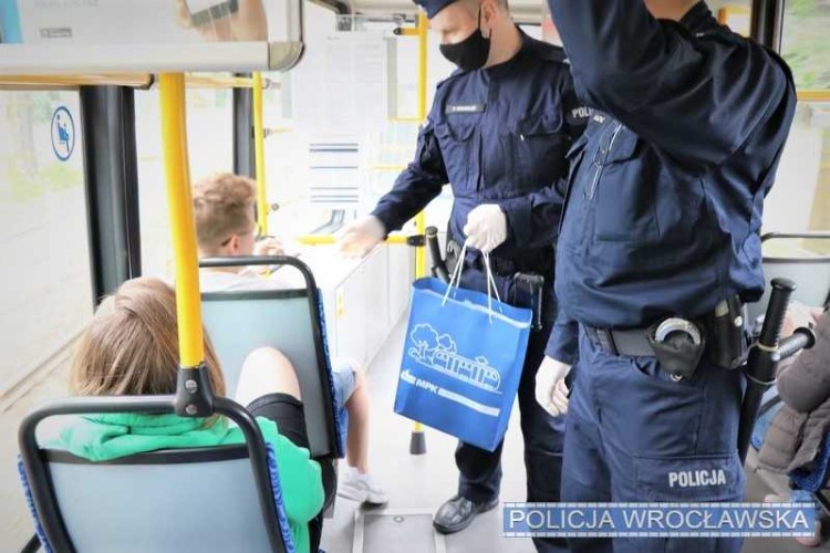 Koniec żartów! Policja kontroluje, czy nosimy maseczki w tramwajach, KMP we Wrocławiu