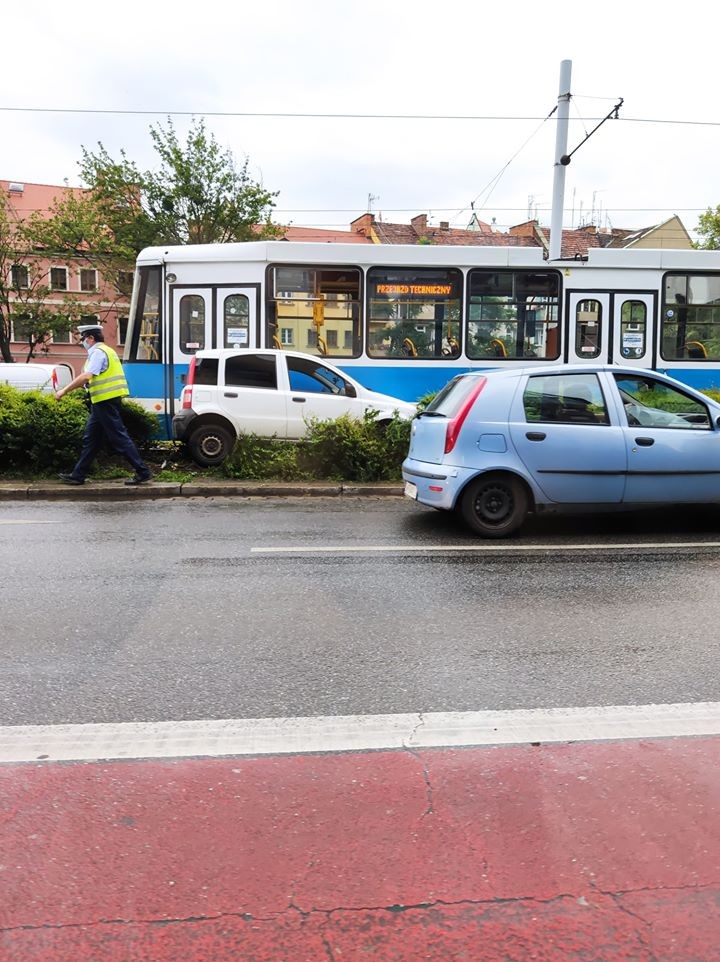 Kolizja tramwaju z samochodem w centrum. Były objazdy dla innych linii, Czytelnik