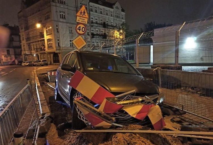 Pijany kierowca wjechał do wykopu [ZDJĘCIA], Policja wrocławska