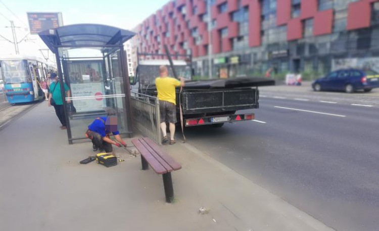 Kierowca wjechał w przystanek tramwajowy na Legnickiej [ZDJĘCIA], mh