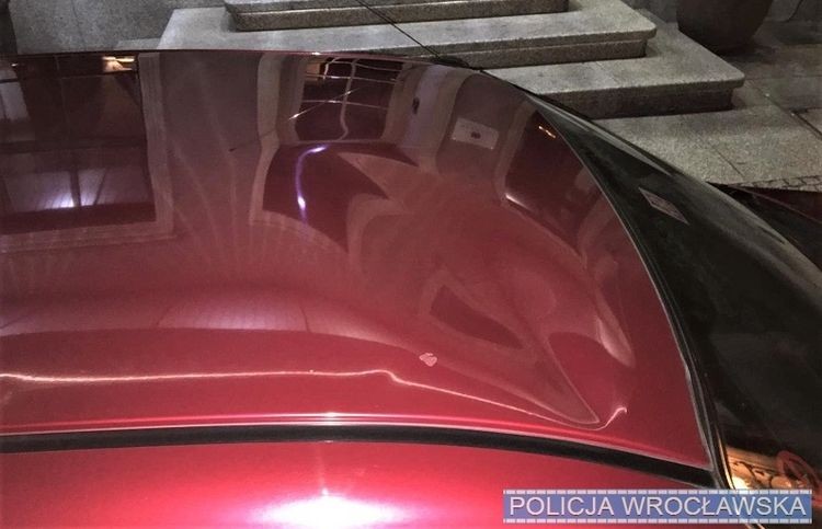 Incydent na Rynku. Pijany 30-latek przebiegł po masce i dachu auta [ZDJĘCIA], Policja wrocławska