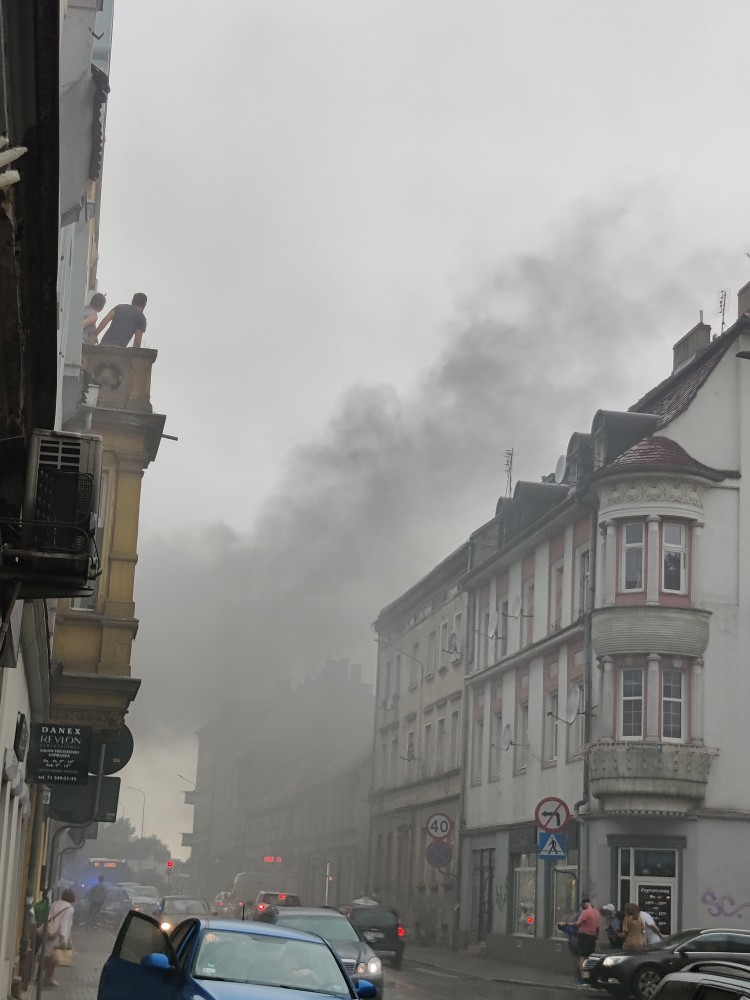 Pożar w kamienicy we Wrocławiu. Interweniowało sześć zastępów straży [ZDJĘCIA], at