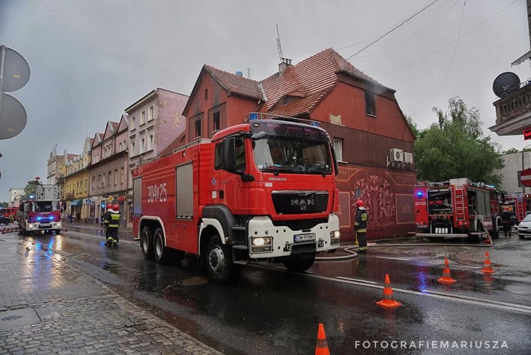 Pożar w kamienicy we Wrocławiu. Interweniowało sześć zastępów straży [ZDJĘCIA], Mariusz Olankiewicz