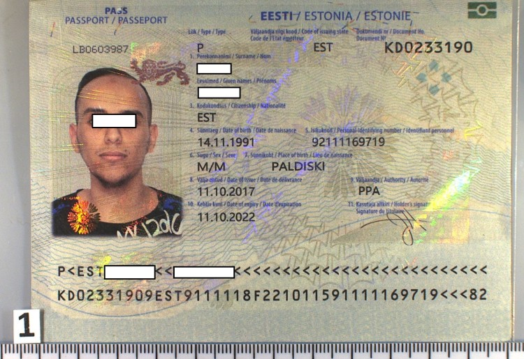 Obywatel Jemenu z fałszywym paszportem zatrzymany na lotnisku [ZDJĘCIA], Nadodrzańska Straż Graniczna