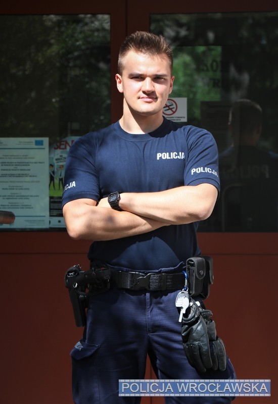Angielski policjant przeniósł się do Polski. Można go spotkać we Wrocławiu, KMP we Wrocławiu