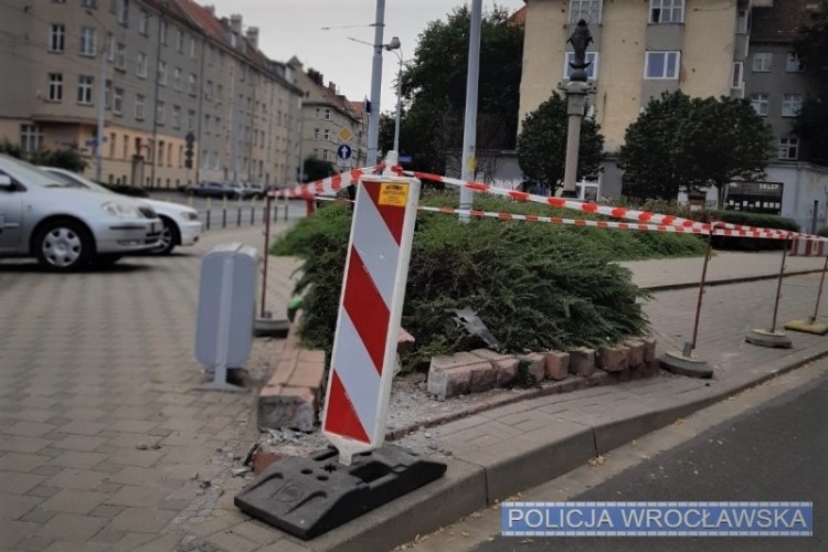 60-latka w Subaru staranowała klomb na Nowowiejskiej, KMP we Wrocławiu