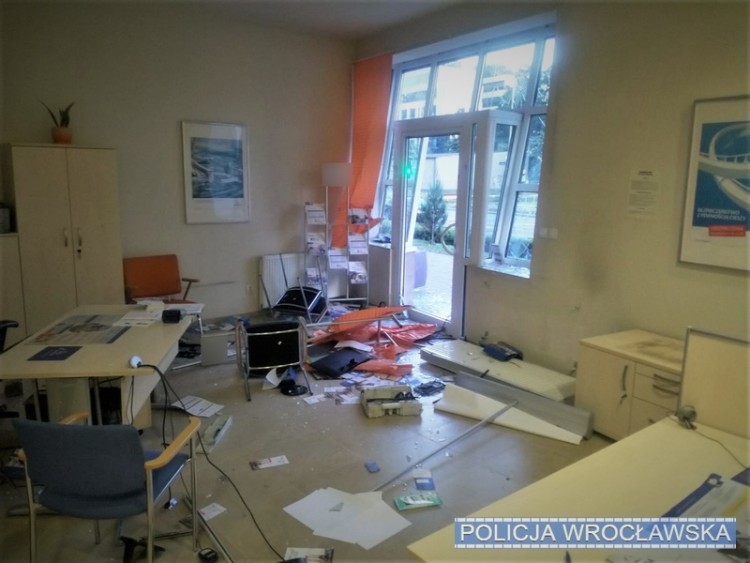 27-letni wrocławianin w szale zdemolował biuro [ZDJĘCIA], mat. KMP we Wrocławiu