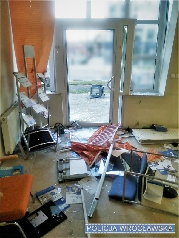 27-letni wrocławianin w szale zdemolował biuro [ZDJĘCIA], mat. KMP we Wrocławiu