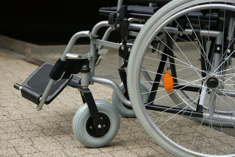 Wyprzedzał auta wózkiem inwalidzkim na ruchliwej ulicy. Poszukuje go policja [WIDEO], Fot. ilustracyjne/pixabay