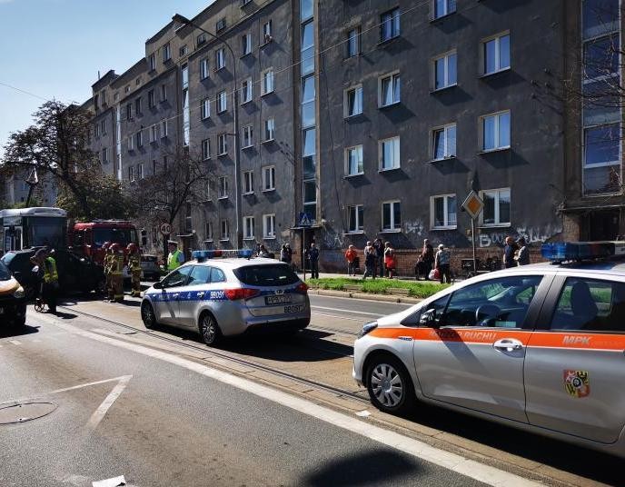 Samochód zderzył się z tramwajem. Jedna osoba ranna [ZDJĘCIA], Cyryl Bryniarski
