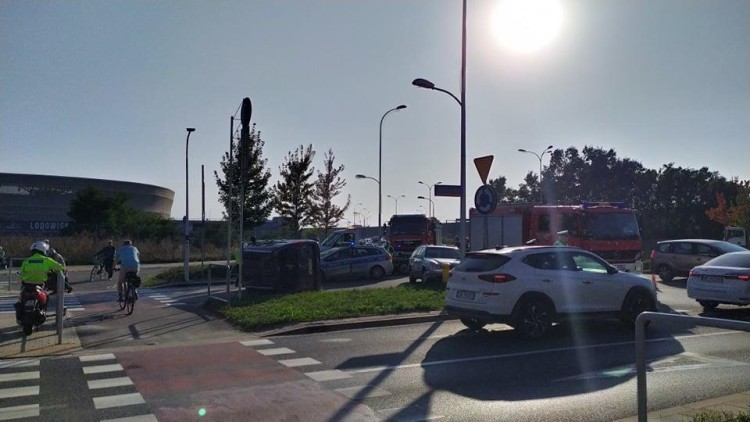 Stłuczka na rondzie koło Stadionu Wrocław. Jedno z aut przewróciło się na bok [ZDJĘCIA], Wrocław Zachodni