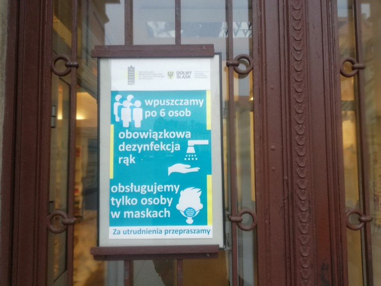 Dolnośląska Biblioteka Publiczna wznawia wolny dostęp do księgozbiorów. Co z czytelnią?, red.