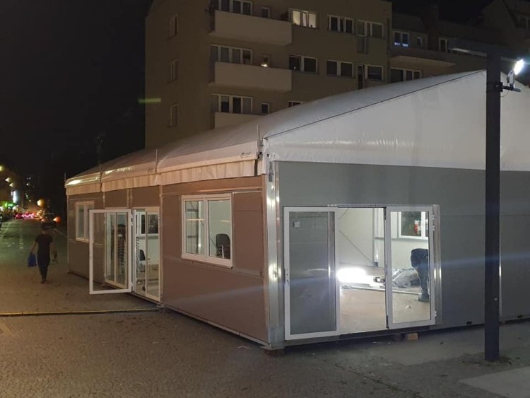 Przy urzędzie miasta stanęły specjalne namioty. To ogrzewane poczekalnie [ZDJĘCIA], mat. pras.
