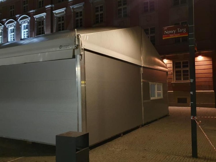 Przy urzędzie miasta stanęły specjalne namioty. To ogrzewane poczekalnie [ZDJĘCIA], mat. pras.