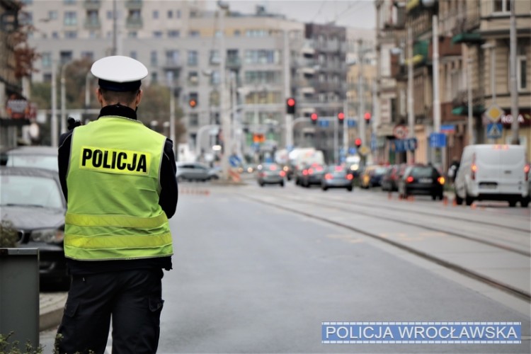 Wrocław: policyjna kontrola na buspasie. Posypały się mandaty, KMP we Wrocławiu