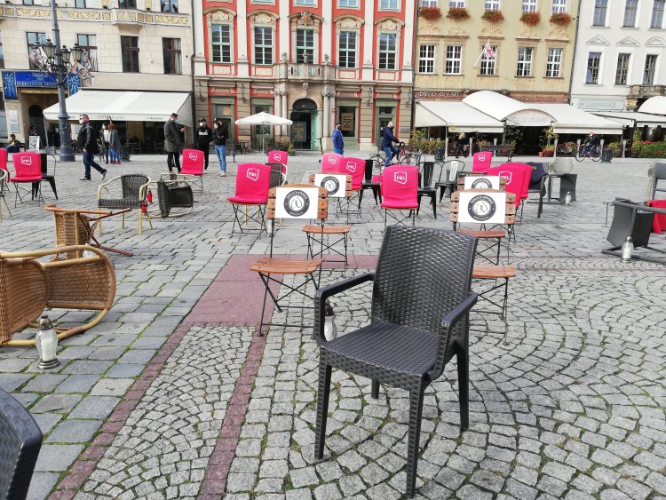 Puste krzesła i znicze na Rynku. Upadający restauratorzy: 