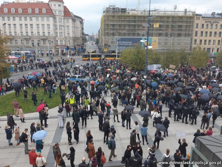 116 osób wylegitymowanych na proteście ws. aborcji. Policja: zgromadzenie nielegalne, ale spokojne, KWP Wrocław