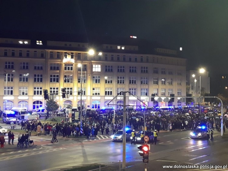 116 osób wylegitymowanych na proteście ws. aborcji. Policja: zgromadzenie nielegalne, ale spokojne, KWP Wrocław