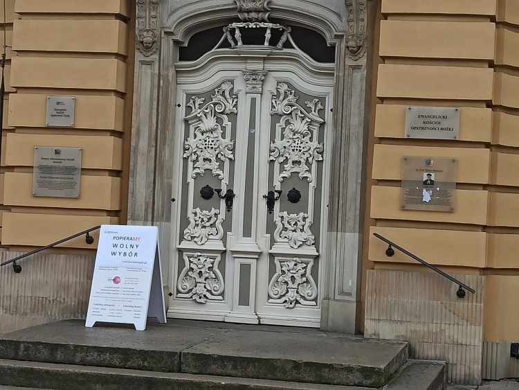 Przed wrocławskim kościołem stanęła tablica: „Popieramy wolny wybór”, Bartosz Królikowski