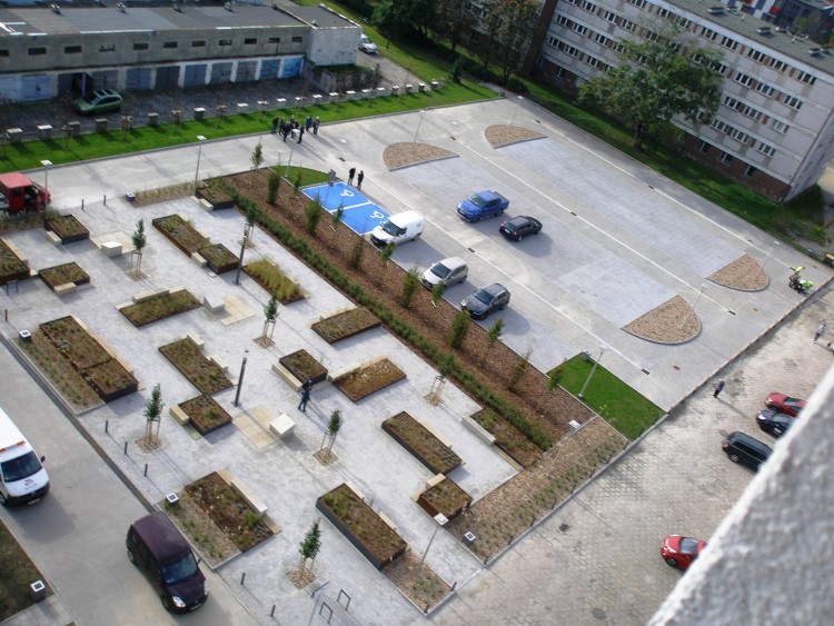 Podwórko w centrum zrewitalizowane. Skwer zyskał zieleń, miejsce pamięci i parking [ZDJĘCIA], ZZK