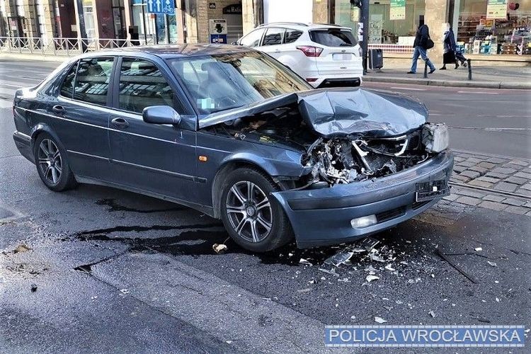 Wypadek na Świdnickiej. Jedna osoba ranna [ZDJĘCIA], Policja wrocławska