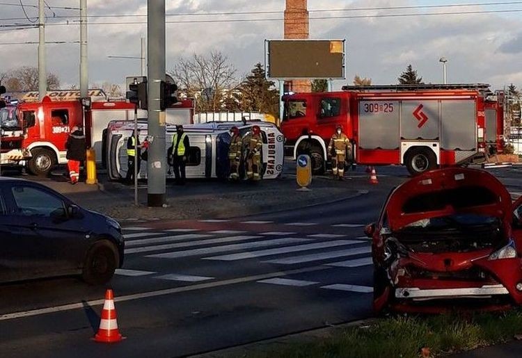 Niebezpieczne zderzenie aut na Świeradowskiej. Karetka przewróciła się na bok, Amadeusz Ozimkowski
