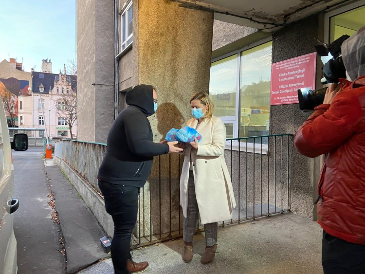 We Wrocławiu już szczepią przeciwko COVID-19. W niedzielę 126 osób, USK we Wrocławiu