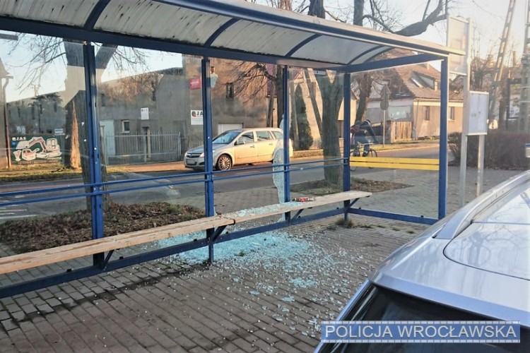 67-latek nie mógł się doczekać na autobus, więc zdemolował przystanek [ZDJĘCIA], KMP we Wrocławiu