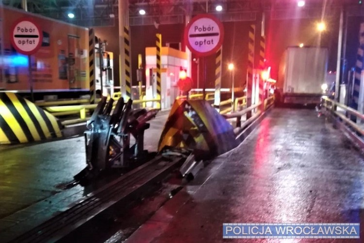Pijany kierowca tira uszkodził punkt poboru opłat na A4 [ZDJĘCIA], Policja wrocławska