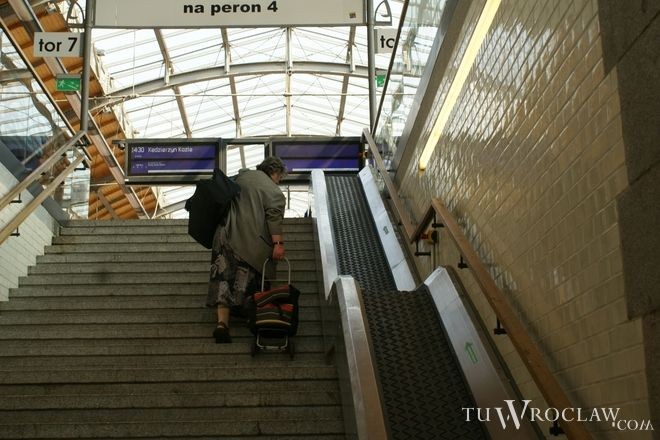 Wrocław: podróżni narzekają na Dworzec Główny. 