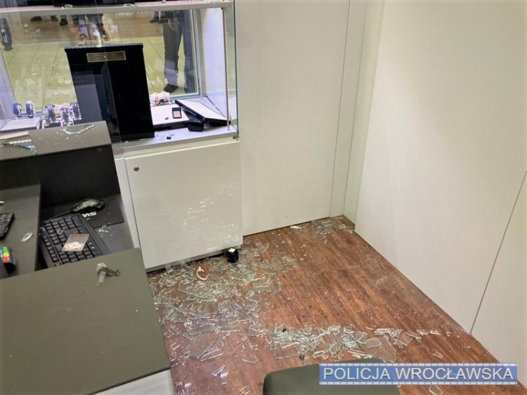 Wrocław: 35-latek napadł na sklep. Zażądał pieniędzy i złotych zegarków, KMP we Wrocławiu