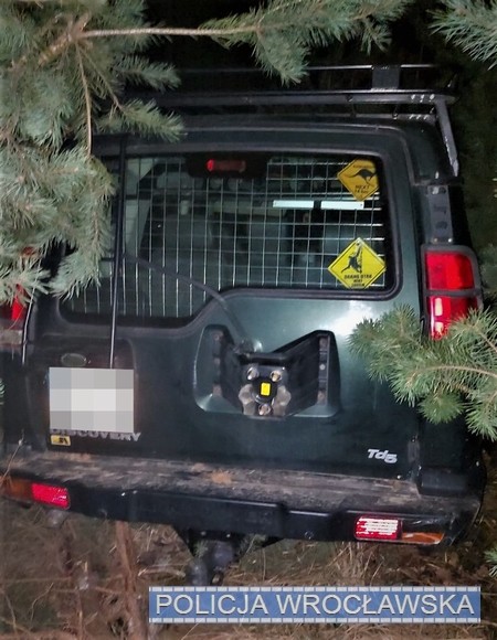 Policjanci odzyskali skradzioną terenówkę. Złodziej schował ją w lesie pod Lubinem [WIDEO], KMP we Wrocławiu