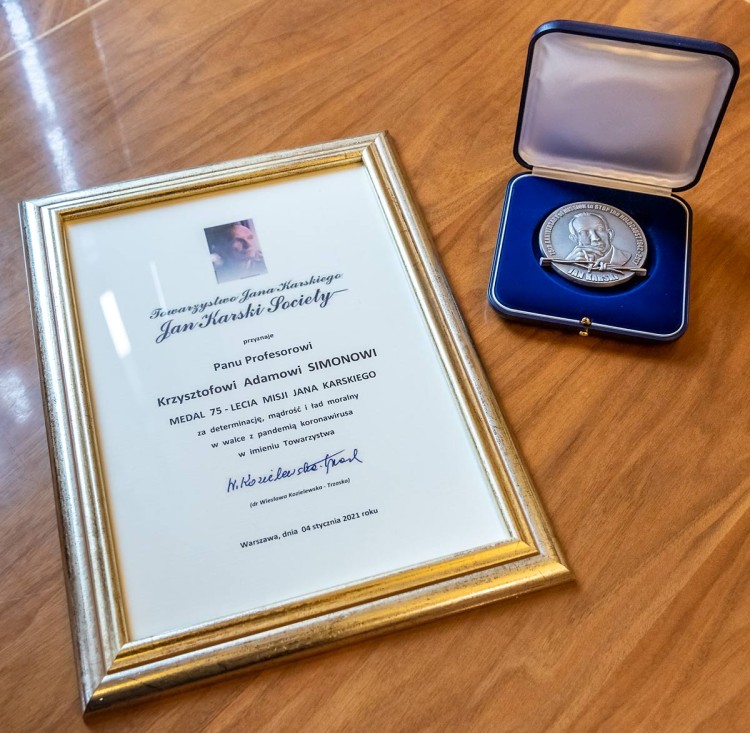 Medal dla prof. Simona! Wrocławski zakaźnik odznaczony za walkę z koronawirusem, Uniwersytet Medyczny we Wrocławiu