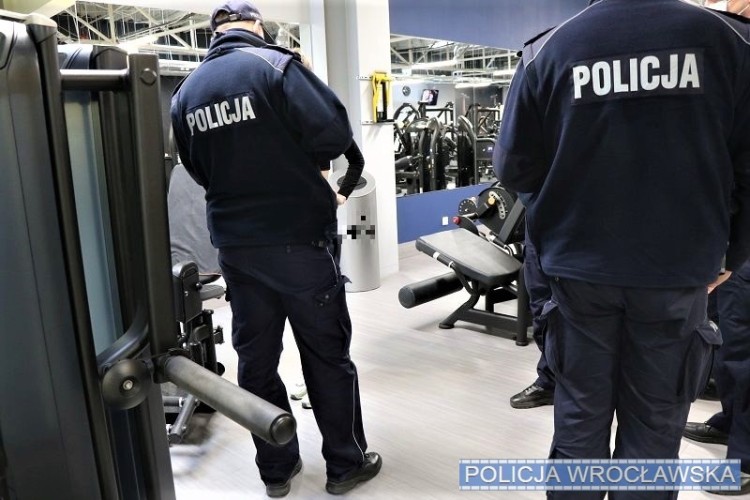 Policjanci skontrolowali kluby fitness. Ich właścicielom grożą wysokie kary [ZDJĘCIA], Policja wrocławska