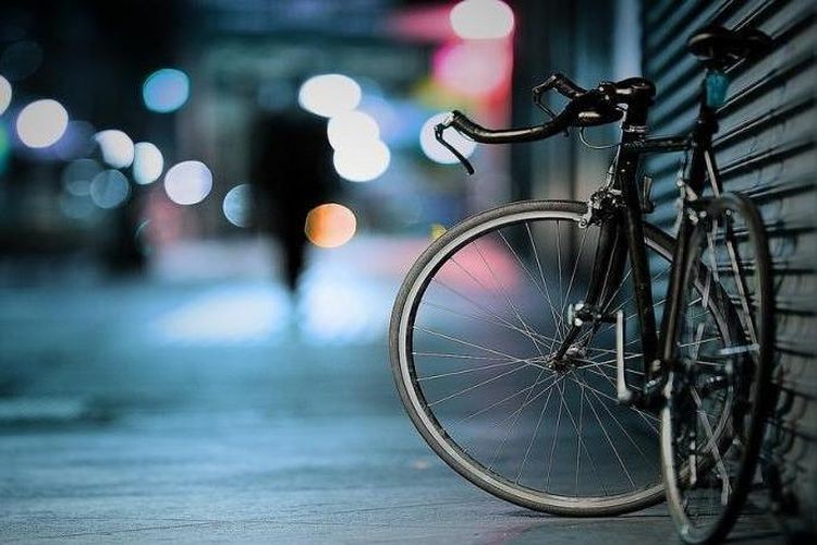 Pijany rowerzysta wjechał w… latarnię. Trafił do szpitala, Pixabay