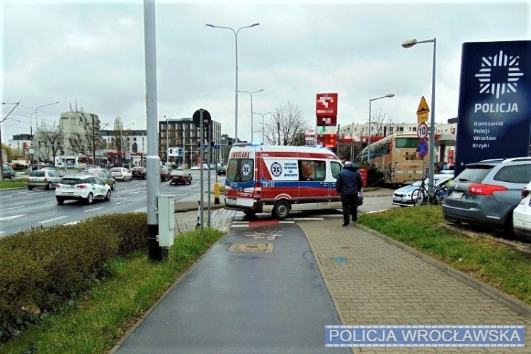 Kierowca lexusa nie miał prawa jazdy i potrącił rowerzystę, Policja wrocławska