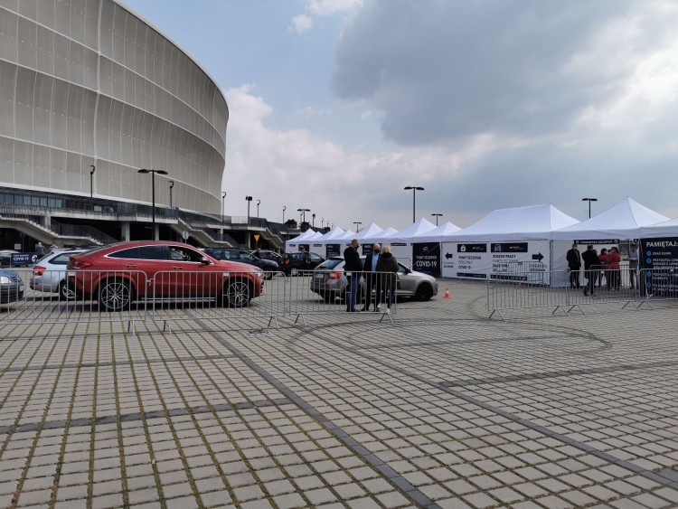 We Wrocławiu ruszył największy samochodowy punkt szczepień [ZDJĘCIA], Stadion Wrocław