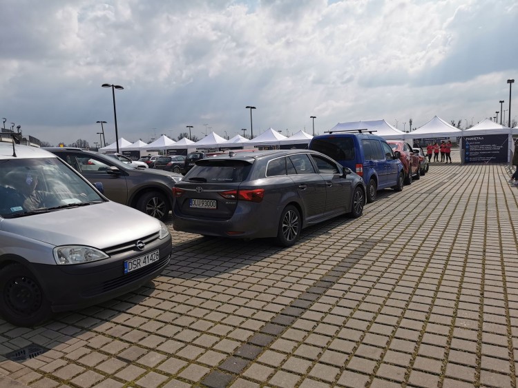 We Wrocławiu ruszył największy samochodowy punkt szczepień [ZDJĘCIA], Stadion Wrocław