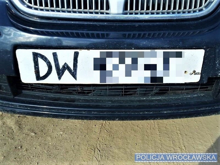 Kierowca wpadł przez namalowane markerem tablice. Był to początek jego problemów, mat. prasowe KMP Wrocław