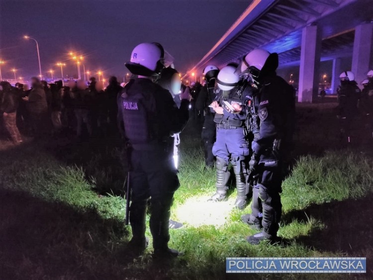 Wrocław: Kibice przyszli pod stadion. Policja wystawiała mandaty i wnioski do sądu [ZDJĘCIA], KMP we Wrocławiu