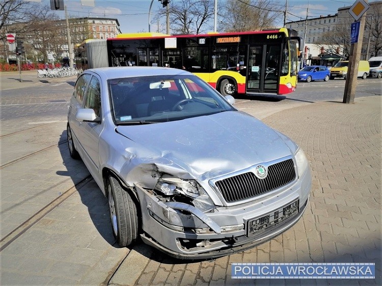 Wypadek na placu Staszica. Dwie osoby poszkodowane, kierowca pijany [ZDJĘCIA], KMP Wrocław
