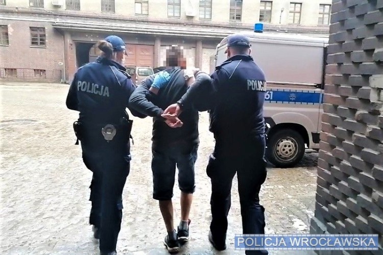 33-letni nożownik zaatakował policjanta, KMP we Wrocławiu