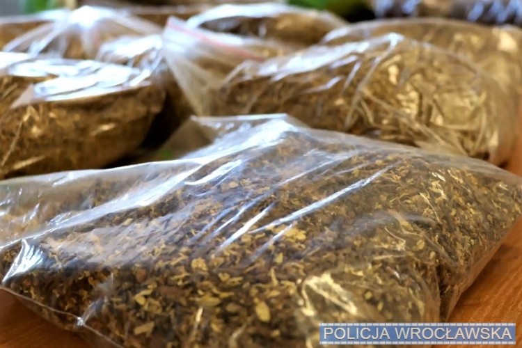 Policjanci przejęli kilkadziesiąt kg nielegalnego tytoniu. Straty oszacowano na ponad 40 tys. zł, Policja wrocławska