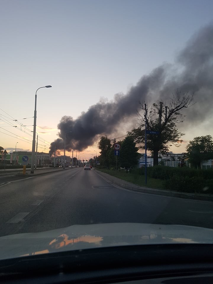 Śmiertelny pożar na Przedmieściu Oławskim. Dym był widoczny z daleka [ZDJĘCIA], AW